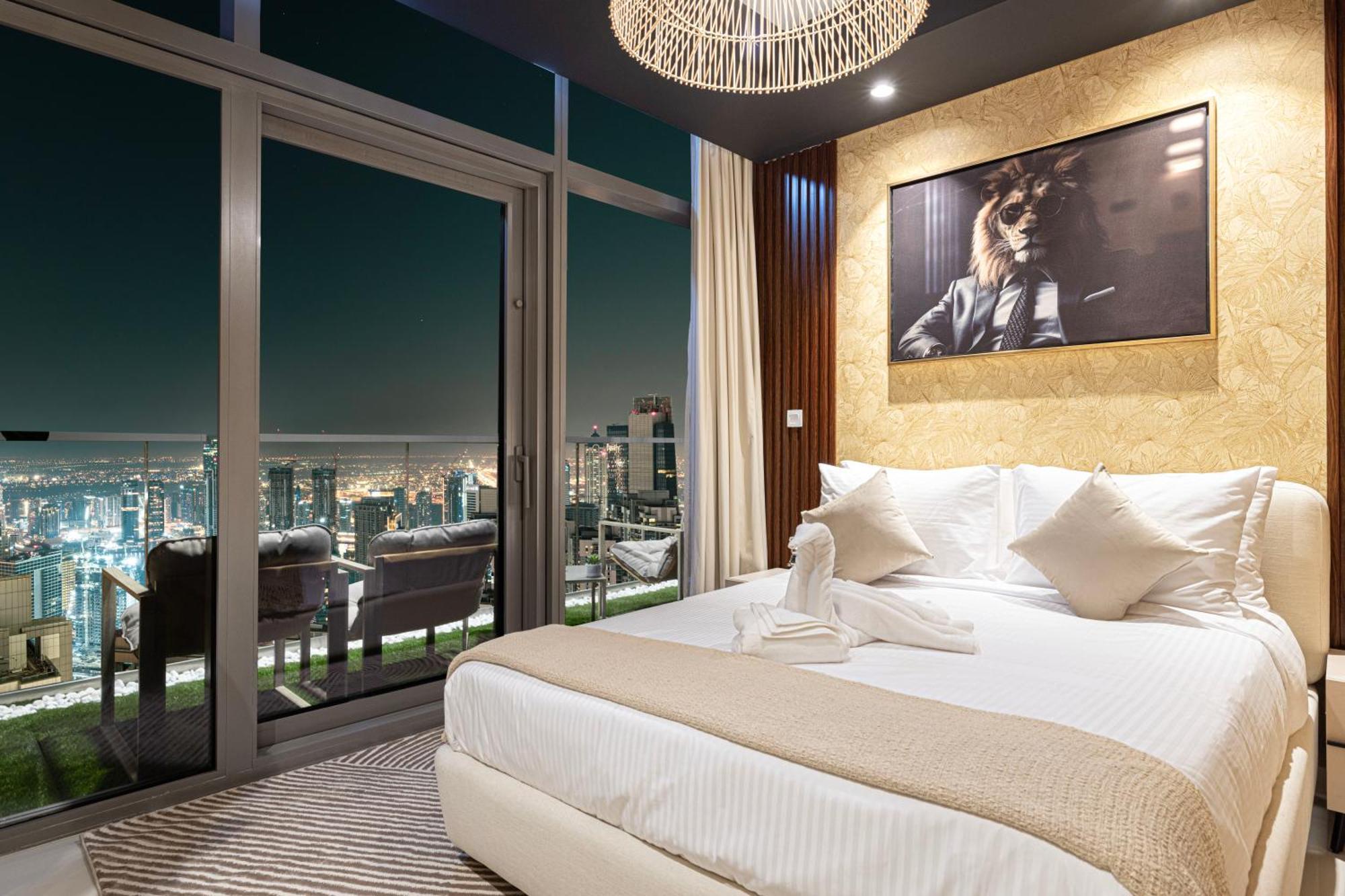 Sky Palace With Burj Views & Downtown's Rooftop Pool, 3br In Paramount Midtown Apartment