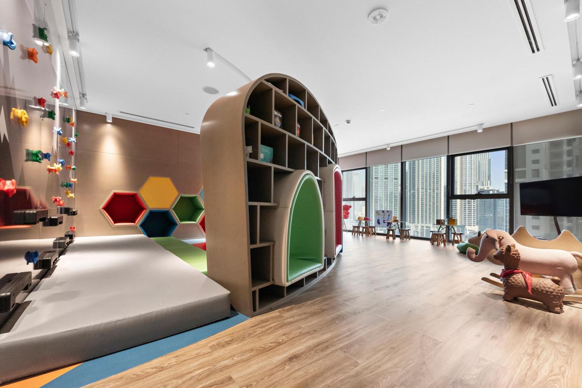 Sky Palace With Burj Views & Downtown's Rooftop Pool, 3br In Paramount Midtown Apartment