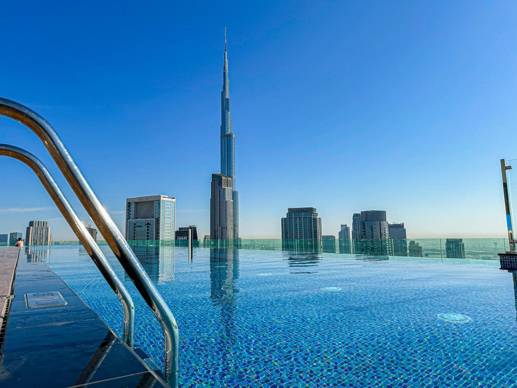 Sky Palace With Burj Views & Downtown's Rooftop Pool, 3br In Paramount Midtown Apartment